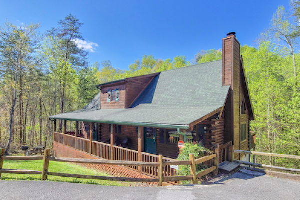 exterior log cabin view 